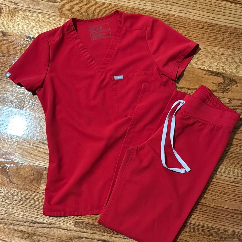 Figs Red Scrub Set
